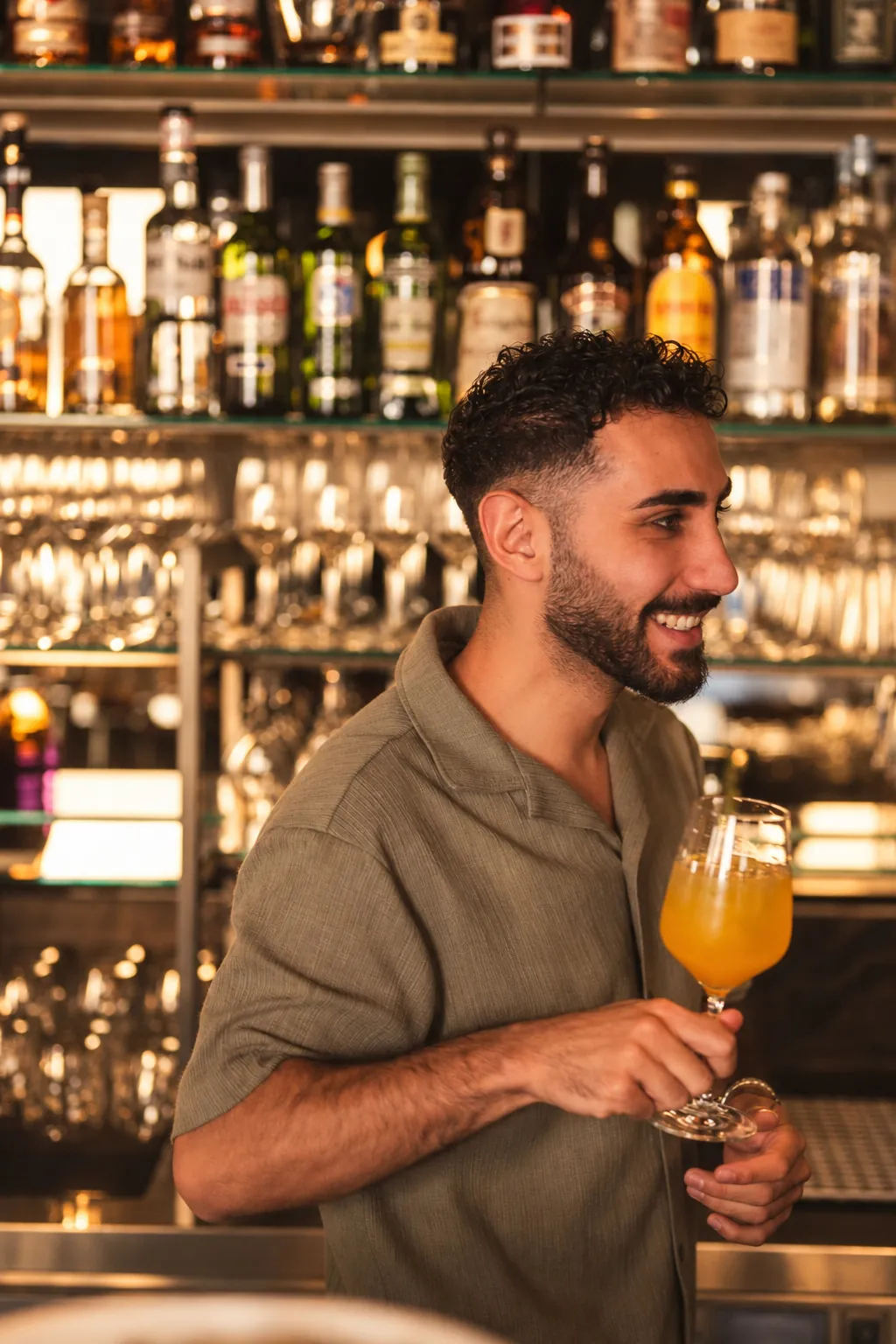 Barkeeper mit einem Drink an der Bar