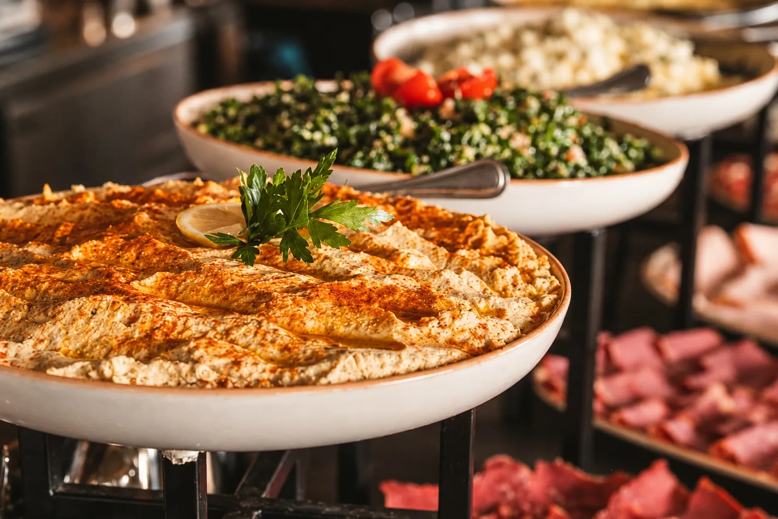 Hummus und Tabouleh am Brunch-Buffet