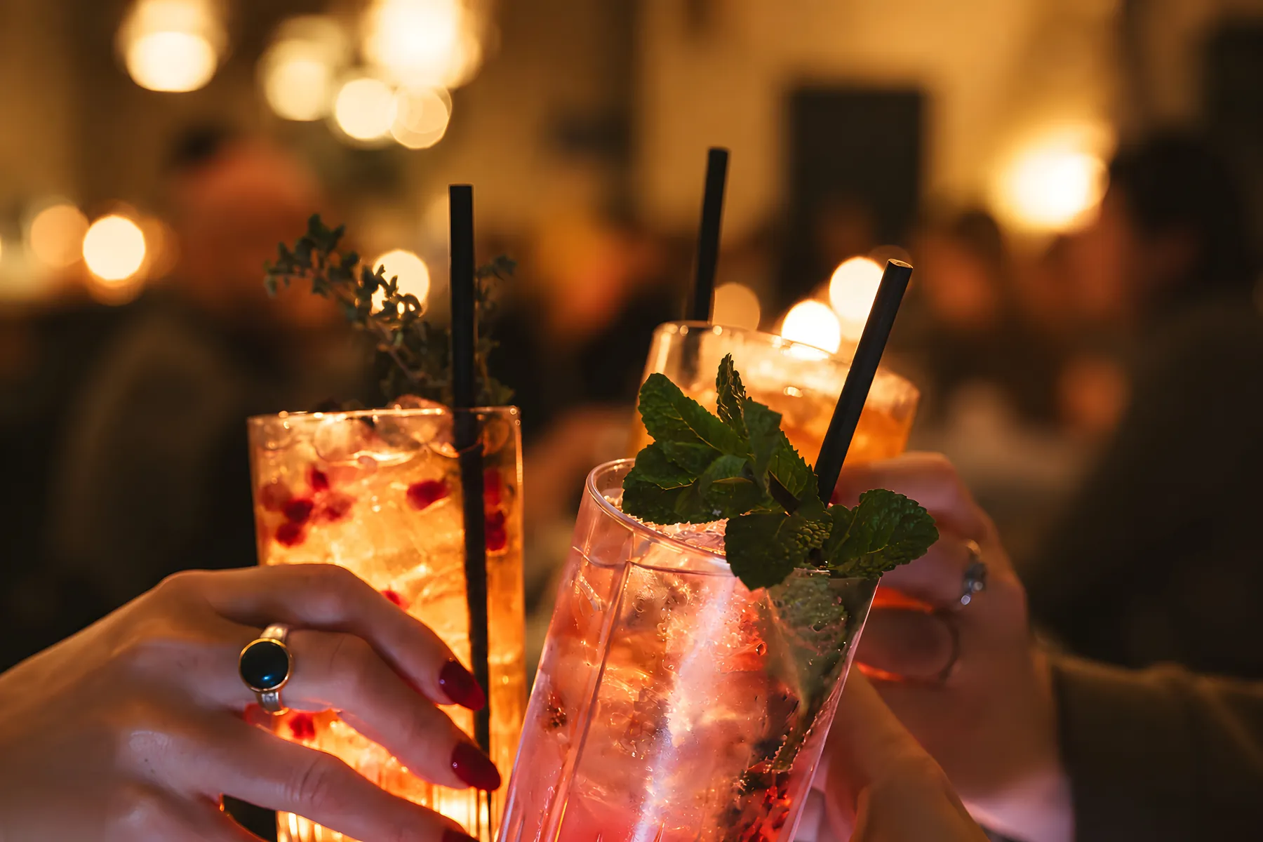 Zwei Cocktails werden angestoßen